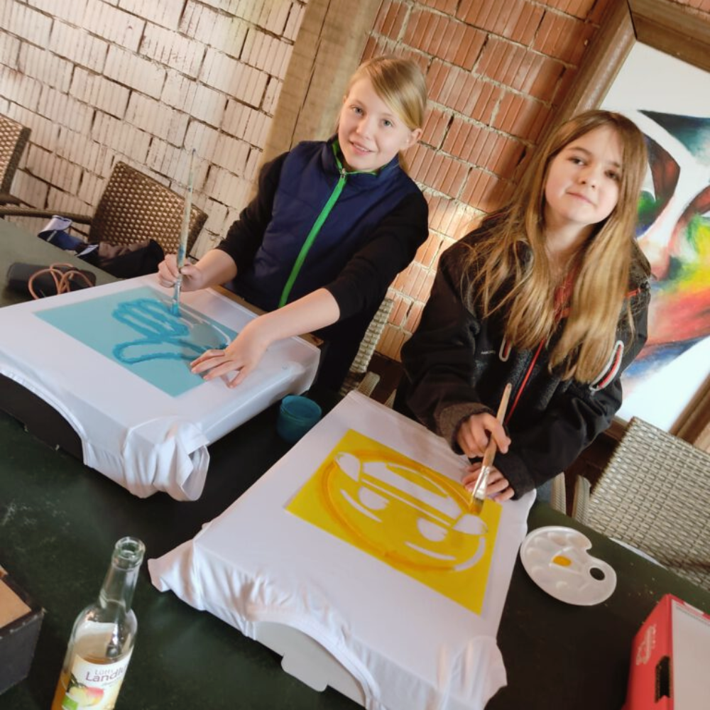 T-Shirts werden bemalt