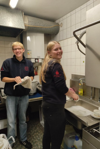 Teller abwaschen nach einer Feier